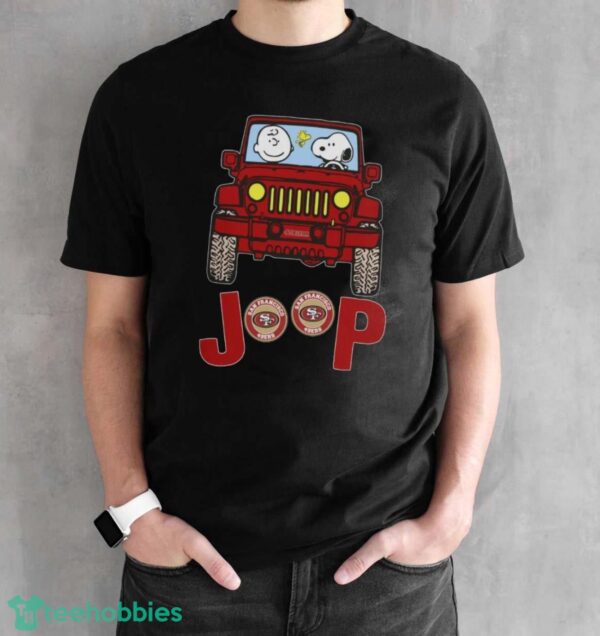 San Francisco 49ers Snoopy And Charlie Brown Driving Jeep T-Shirt - Black Unisex T-Shirt