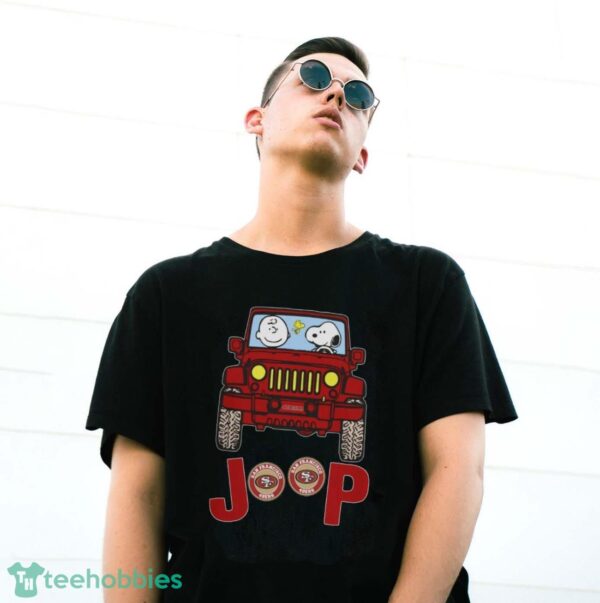 San Francisco 49ers Snoopy And Charlie Brown Driving Jeep T-Shirt - G500 Gildan T-Shirt