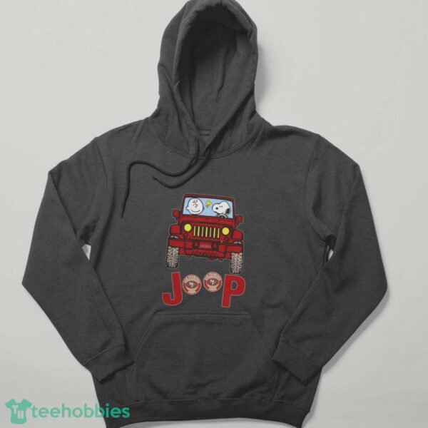 San Francisco 49ers Snoopy And Charlie Brown Driving Jeep T-Shirt - Hoodie