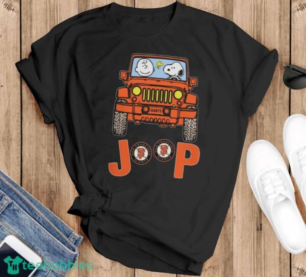 San Francisco Giants Snoopy And Charlie Brown Driving Jeep T-Shirt - Black T-Shirt