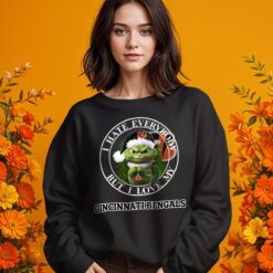 Green Cat With Santa Hat I Hate Everybody But I Love Cincinnati Bengals Christmas T shirt image Green Cat With Santa Hat I Hate Everybody But I Love Cincinnati Bengals Christmas T-shirt - Girl Black Swearshirt