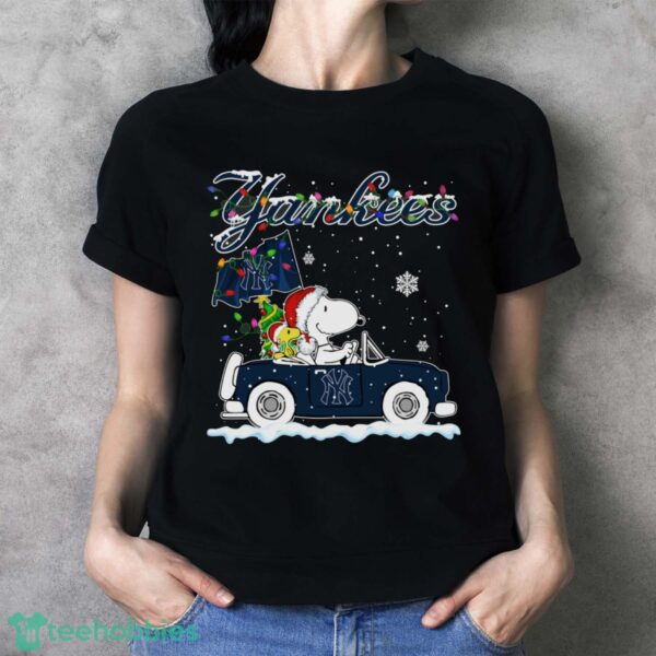 New York Yankees Snoopy And Woodstock Driving Car Cute Snoopy Limited Edition Shirt - Ladies T-Shirt