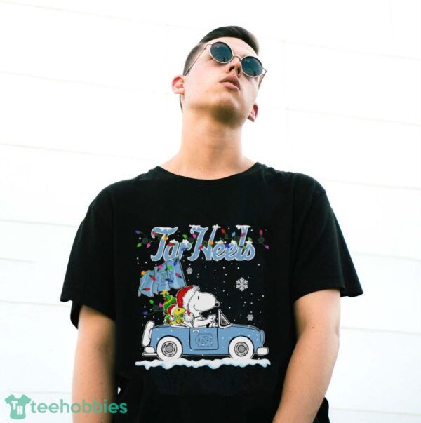 North Carolina Tar Heels Snoopy And Woodstock Driving Car Cute Snoopy Limited Edition Shirt - G500 Gildan T-Shirt