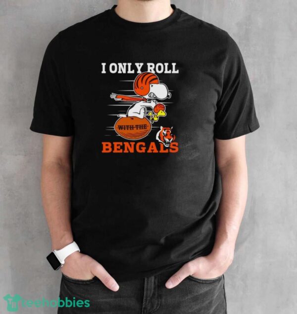 Snoopy and Woodstock I only roll with the Cincinnati Bengals shirt - Black Unisex T-Shirt