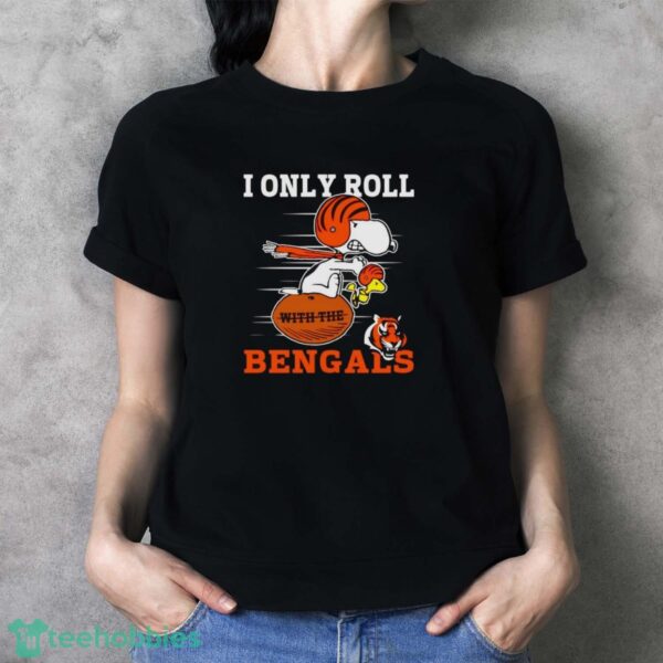 Snoopy and Woodstock I only roll with the Cincinnati Bengals shirt - Ladies T-Shirt