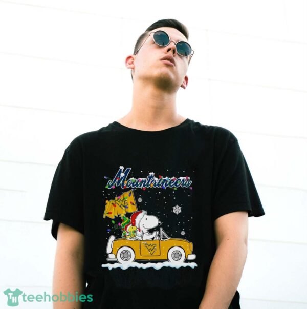 West Virginia Mountaineers Snoopy And Woodstock Driving Car Cute Snoopy Limited Edition Shirt - G500 Gildan T-Shirt